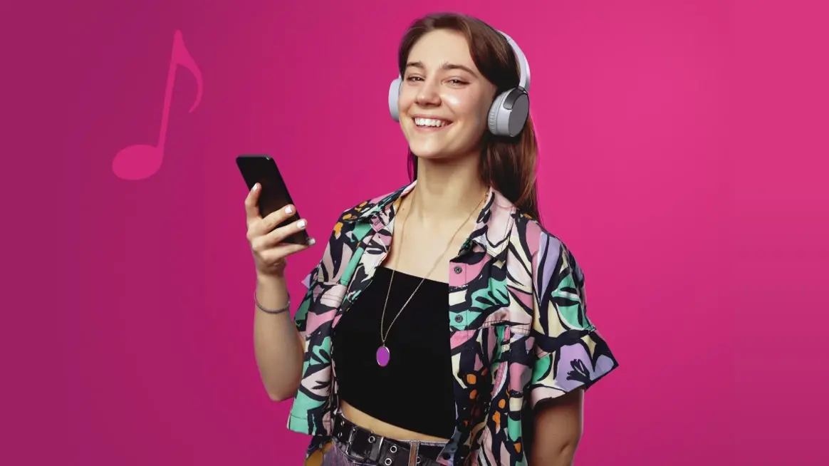 Chica móvil y auriculares