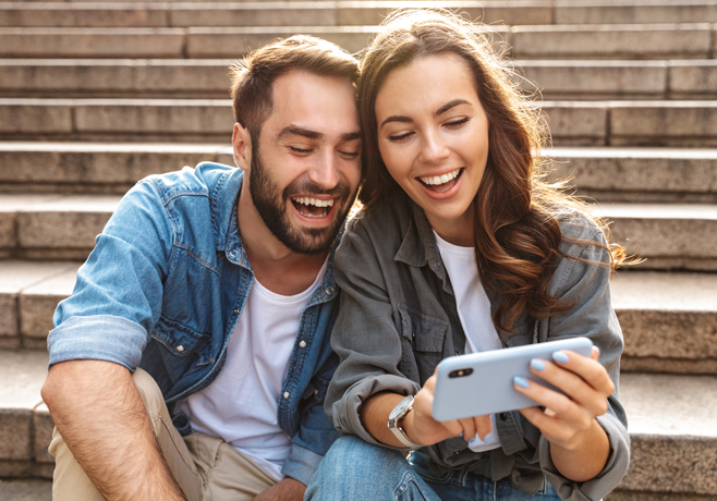 Pareja navegando en el teléfono con su tarifa de datos ilimitados de Euskaltel