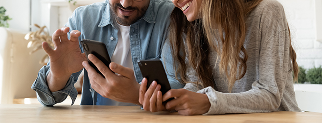 Pareja mirando su smartphone y disfrutando de su oferta móvil Euskaltel