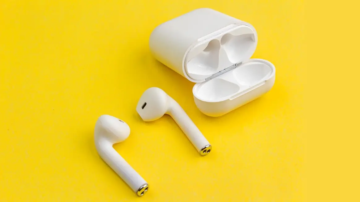 auriculares inalámbricos sobre fondo amarillo